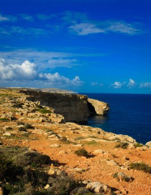 Marfa Yarımadası manzarası. Malta 'nın kuzeyi.