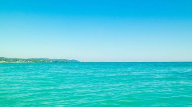Sahil ve şeffaf, Tiren Denizi 'nin turkuaz suyu. Seyahat ve doğa kavramı. Güneşli bir yaz günü. Boşluğu kopyala.