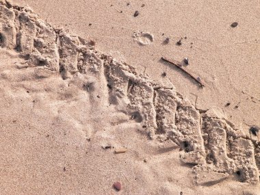 Plajda motosiklet izleri var. Doğa arkaplanı, kopyalama alanı.