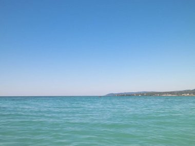 Sahil ve şeffaf, Tiren Denizi 'nin turkuaz suyu. Seyahat ve doğa kavramı. Güneşli bir yaz günü. Boşluğu kopyala.