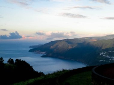 Sao Miguel Adası sahilinden Atlantik Okyanusu manzarası. Azores takımadaları.