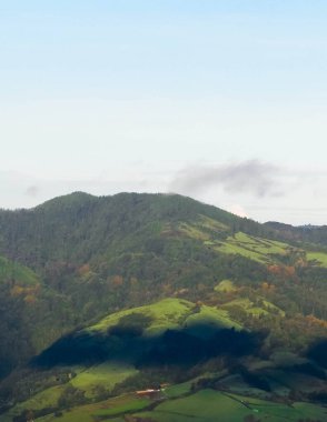 Sao Miguel adasının dağ manzarası. Azores takımadaları. Doğanın güzelliği.