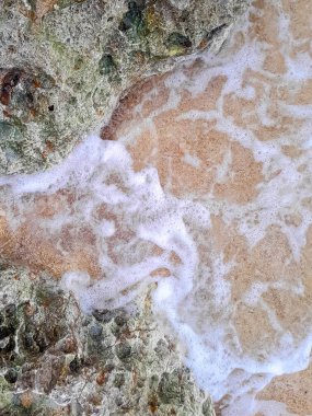 Doğal bir arka plan olarak kıyı kayaları ve deniz suyu. Boşluğu kopyala.