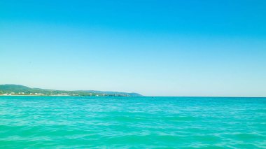 Tiren Denizi 'nin turkuaz suyu. Seyahat ve doğa kavramı. Güneşli bir yaz günü. Boşluğu kopyala.