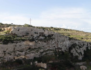 Melliea 'da Mağara Yatılı. Malta. Turistik bir yer.