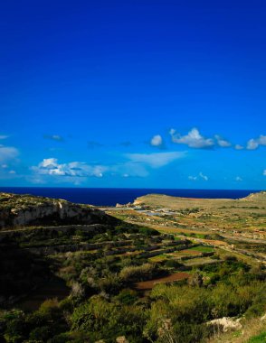 Marfa Yarımadası manzarası. Malta 'nın kuzeyi.