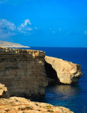 Marfa Yarımadası manzarası. Malta 'nın kuzeyi.