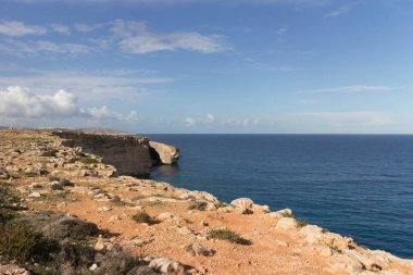 Marfa Yarımadası manzarası. Malta 'nın kuzeyi.