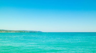 Sahil ve şeffaf, Tiren Denizi 'nin turkuaz suyu. Seyahat ve doğa kavramı. Güneşli bir yaz günü. Boşluğu kopyala.