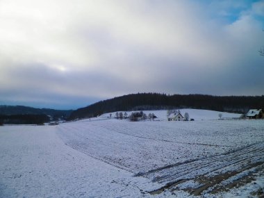 Kashubian tepeleri üzerinde kış, Wiezyca, Polonya. Kuzey Polonya 'daki Kashubian bölgesinin akşam vakti ve güzel doğası.