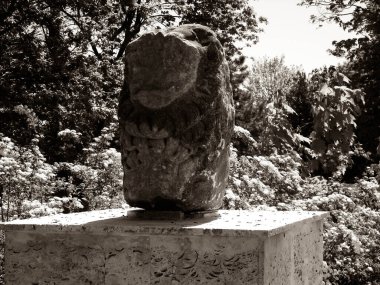 Romanya 'nın Köstence kentindeki parktaki antik kalıntılar. Tarih ve mimari kavramı.