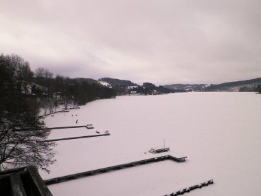 Donmuş Ostrzyckie Gölü. Wiezyca, Kashubian bölgesi. Kuzey Polonya 'da kış. Seyahat ve doğa kavramı.