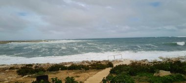 Saint Paul Körfezi 'nde fırtına havası var. Her mevsim Malta. Akdeniz 'de fırtına.