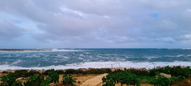 Saint Paul Körfezi 'nde fırtına havası var. Her mevsim Malta. Akdeniz 'de fırtına.