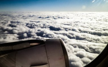 Uçak kanat motorunun uçak penceresinden görüntüsü. Seyahat kavramı.