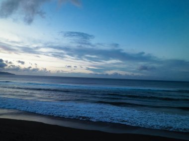Atlantik Okyanusu, Ribiera Grande, Azores Adaları üzerinde gün batımından sonra dramatik bir gökyüzü.