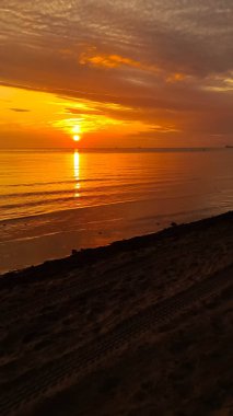 Baltık Denizi üzerinde güzel bir gün doğumu. Polonya Gdansk Körfezi. Doğanın güzelliği konsepti.