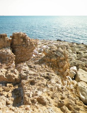 Paphos Kalesi 'nin savunma bölümünün kalıntıları. Kale, 1570 yılında Venedik-Türkiye savaşları sırasında kısmen hasar gördü. Kıbrıs adasında turistik ilgi.