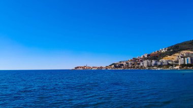Karadağ 'ın Budva kıyısında ilkbaharda. Popüler turizm bölgesi. Adriyatik Denizi.