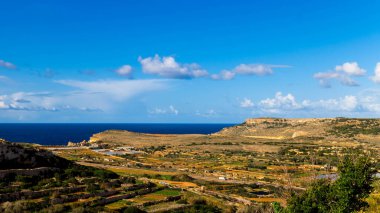 Marfa Yarımadası manzarası. Malta 'nın kuzeyi.