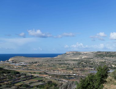 Marfa Yarımadası manzarası. Malta 'nın kuzeyi.