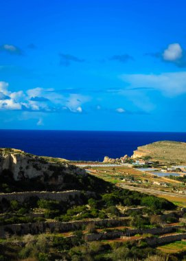 Marfa Yarımadası manzarası. Malta 'nın kuzeyi.