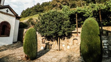 Makedonya 'nın Ochrid Gölü kıyısına yakın Aziz Athanasius Ortodoks Kilisesi. Din ve mimari kavramı.