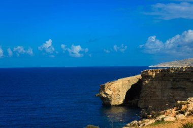 Marfa Yarımadası manzarası. Malta 'nın kuzeyi.