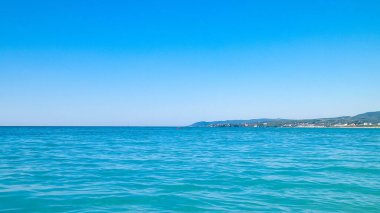 Sahil ve şeffaf, Tiren Denizi 'nin turkuaz suyu. Seyahat ve doğa kavramı. Güneşli bir yaz günü. Boşluğu kopyala.