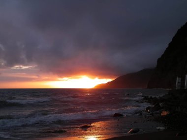 Povocao sahilinde güzel bir gün batımı. Azores, Portekiz. Seyahat ve doğa kavramı.