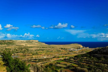 Marfa Yarımadası manzarası. Malta 'nın kuzeyi.