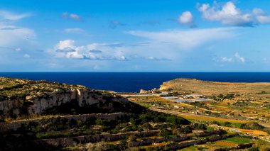 Marfa Yarımadası manzarası. Malta 'nın kuzeyi.