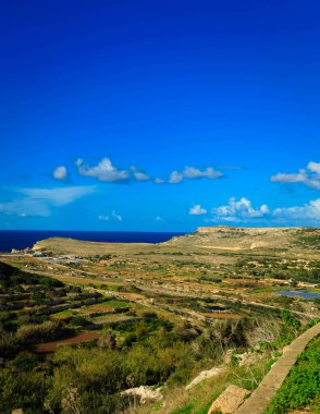 Marfa Yarımadası manzarası. Malta 'nın kuzeyi.