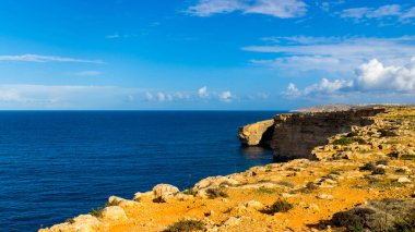 Marfa Yarımadası manzarası. Malta 'nın kuzeyi.