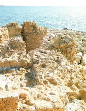 Paphos Kalesi 'nin savunma bölümünün kalıntıları. Kale, 1570 yılında Venedik-Türkiye savaşları sırasında kısmen hasar gördü. Kıbrıs adasında turistik ilgi.