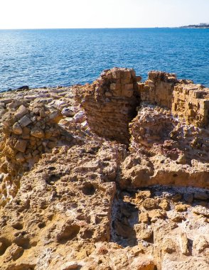 Paphos Kalesi 'nin savunma bölümünün kalıntıları. Kale, 1570 yılında Venedik-Türkiye savaşları sırasında kısmen hasar gördü. Kıbrıs adasında turistik ilgi.