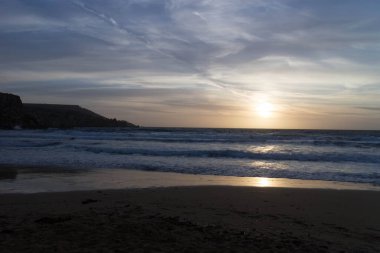 Golden Bay Malta 'da muhteşem bir gün batımı. Güneşli günün sonu.