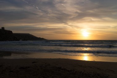Golden Bay Malta 'da muhteşem bir gün batımı. Güneşli günün sonu.