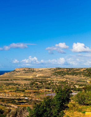 Marfa Yarımadası manzarası. Malta 'nın kuzeyi.