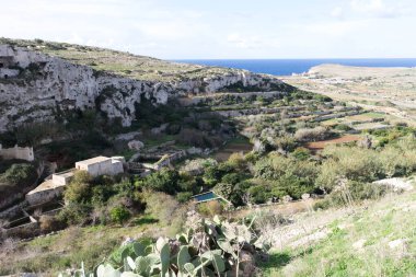 Melliea 'da Mağara Yatılı. Malta. Turistik bir yer.