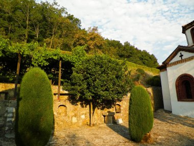 Makedonya 'nın Ochrid Gölü kıyısına yakın Aziz Athanasius Ortodoks Kilisesi. Din ve mimari kavramı.