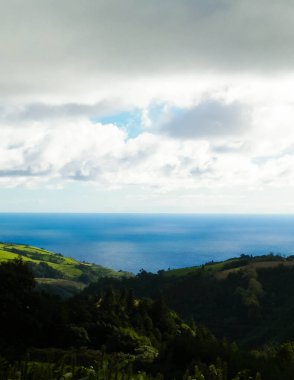 Tipik Azores manzarası. Arka planda doğal yeşil arazi tepeleri ve deniz. Doğanın güzelliği konsepti.