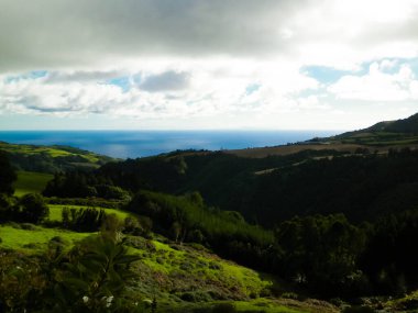 Tipik Azores manzarası. Arka planda doğal yeşil arazi tepeleri ve deniz. Doğanın güzelliği konsepti.
