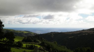 Tipik Azores manzarası. Arka planda doğal yeşil arazi tepeleri ve deniz. Doğanın güzelliği konsepti.