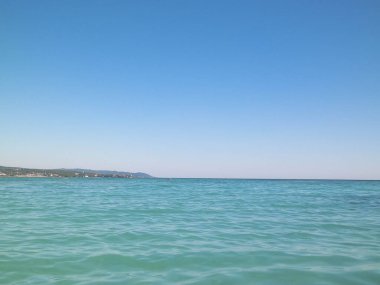 Tiren Denizi 'nin turkuaz suyu. Seyahat ve doğa kavramı. Güneşli bir yaz günü. Boşluğu kopyala.