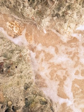 Doğal bir arka plan olarak kıyı kayaları ve deniz suyu. Boşluğu kopyala.