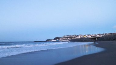 Ribiera Grande 'de kumsal, gece erken saatlerde. Sao Miguel, Azores Adaları.