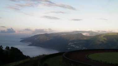 Sao Miguel Adası sahilinden Atlantik Okyanusu manzarası. Azores takımadaları.