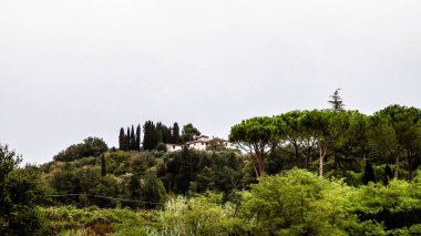İtalya 'da sonbahar - Toskana tepeleri bulutlu bir günde. Bulutlu gökyüzünde uzayı kopyala.