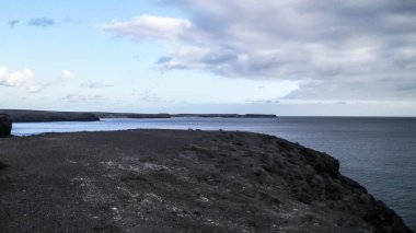Playa Blanca 'daki kayalıklar, Lanzarote, Kanarya Adaları. Seyahat ve doğa kavramı.